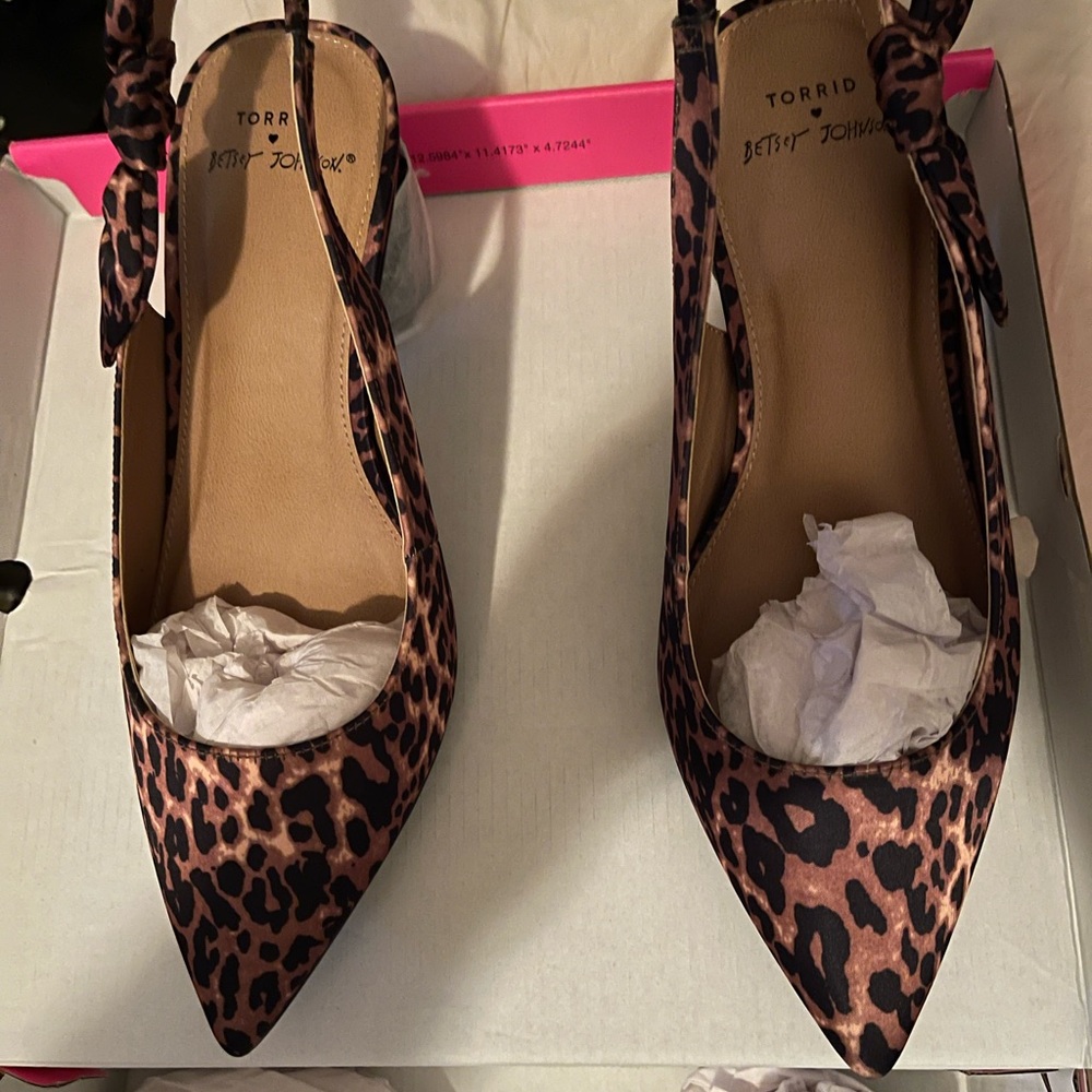 Womens leopard print pumps